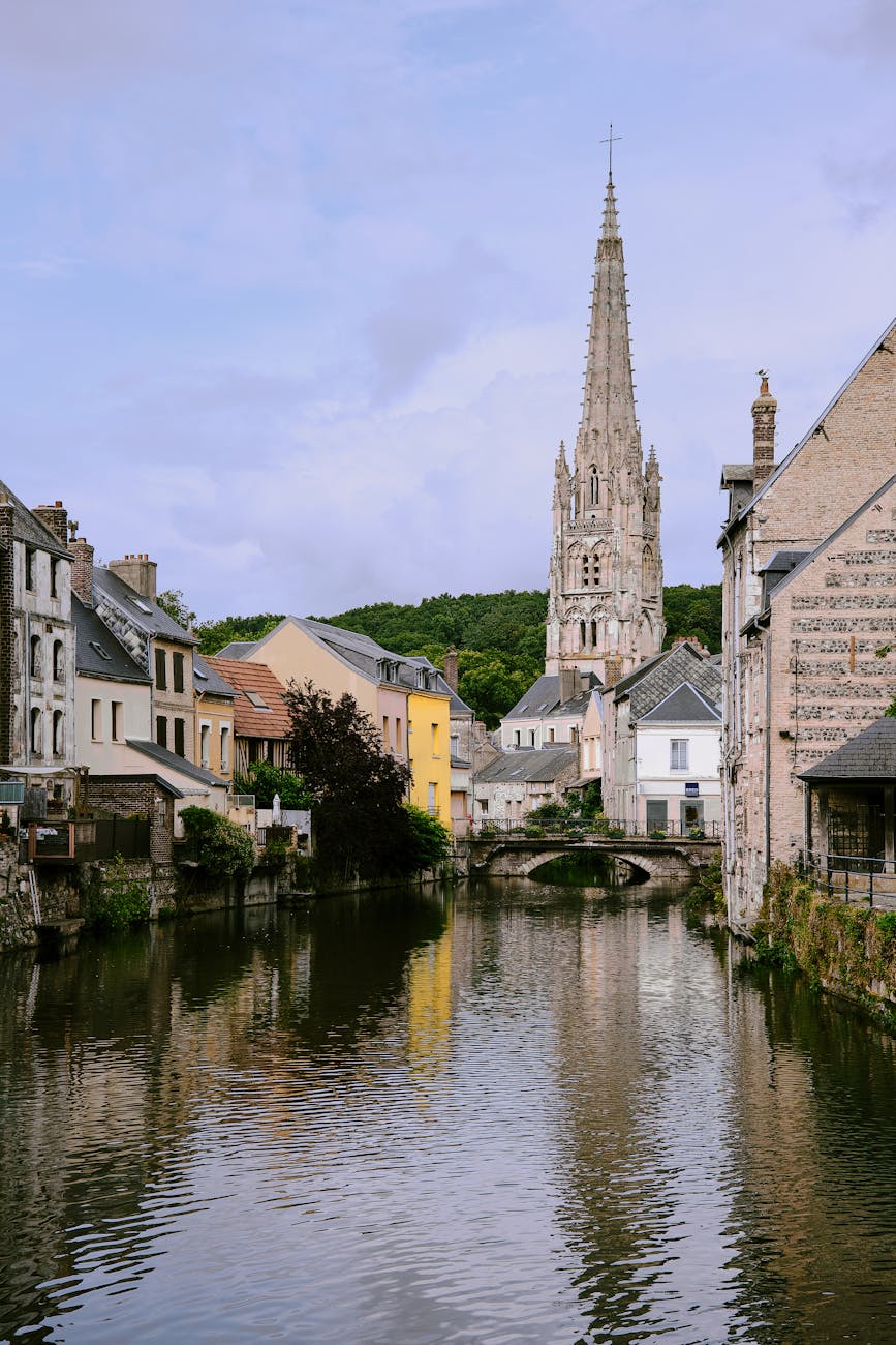 Vue charmante d'un canal en Normandie