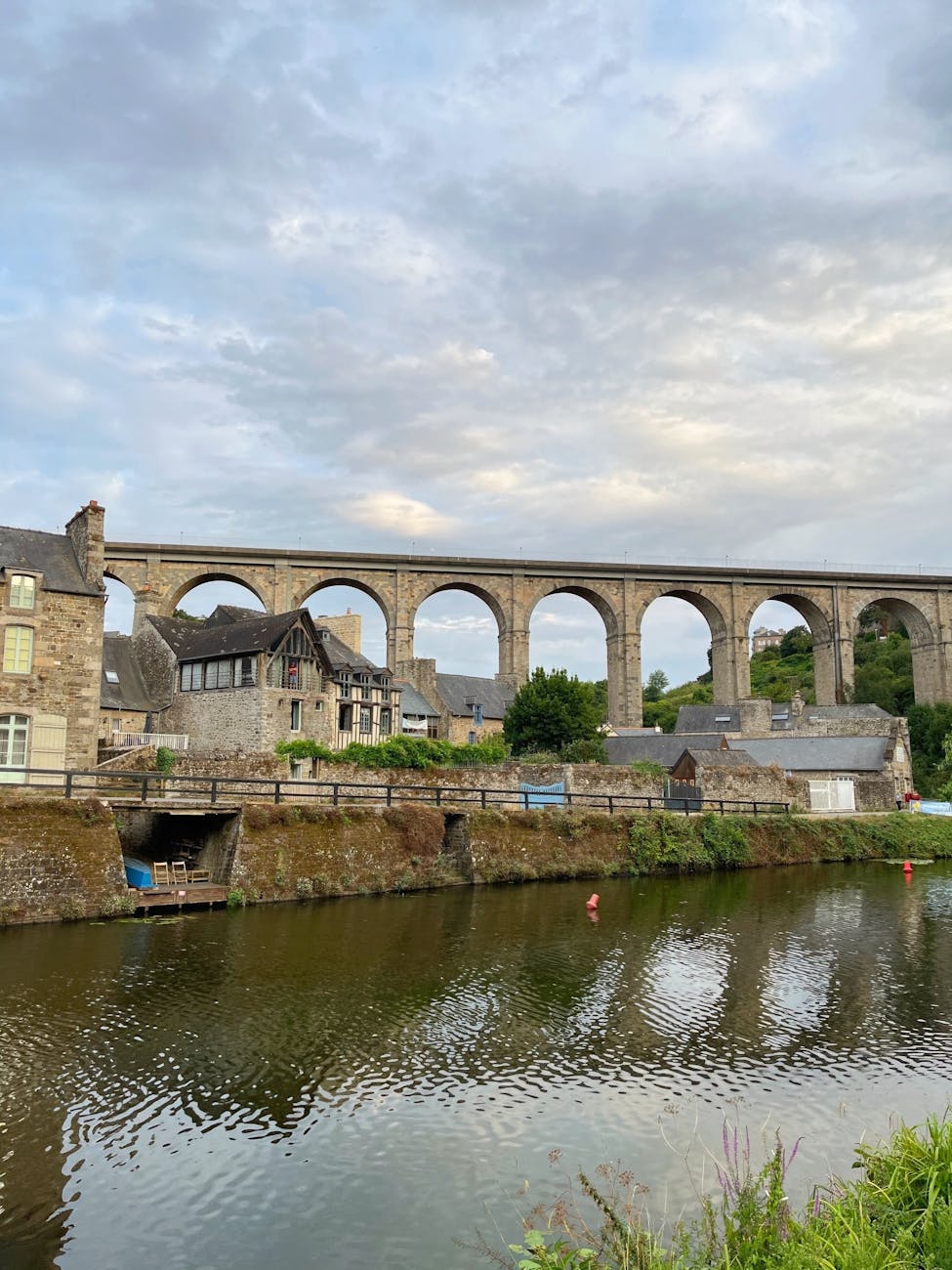 Viaduc breton enjambant une rivière