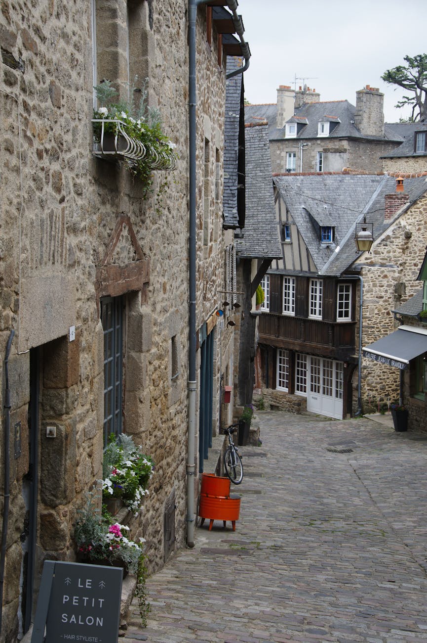 Rue médiévale dans une ville de Bretagne