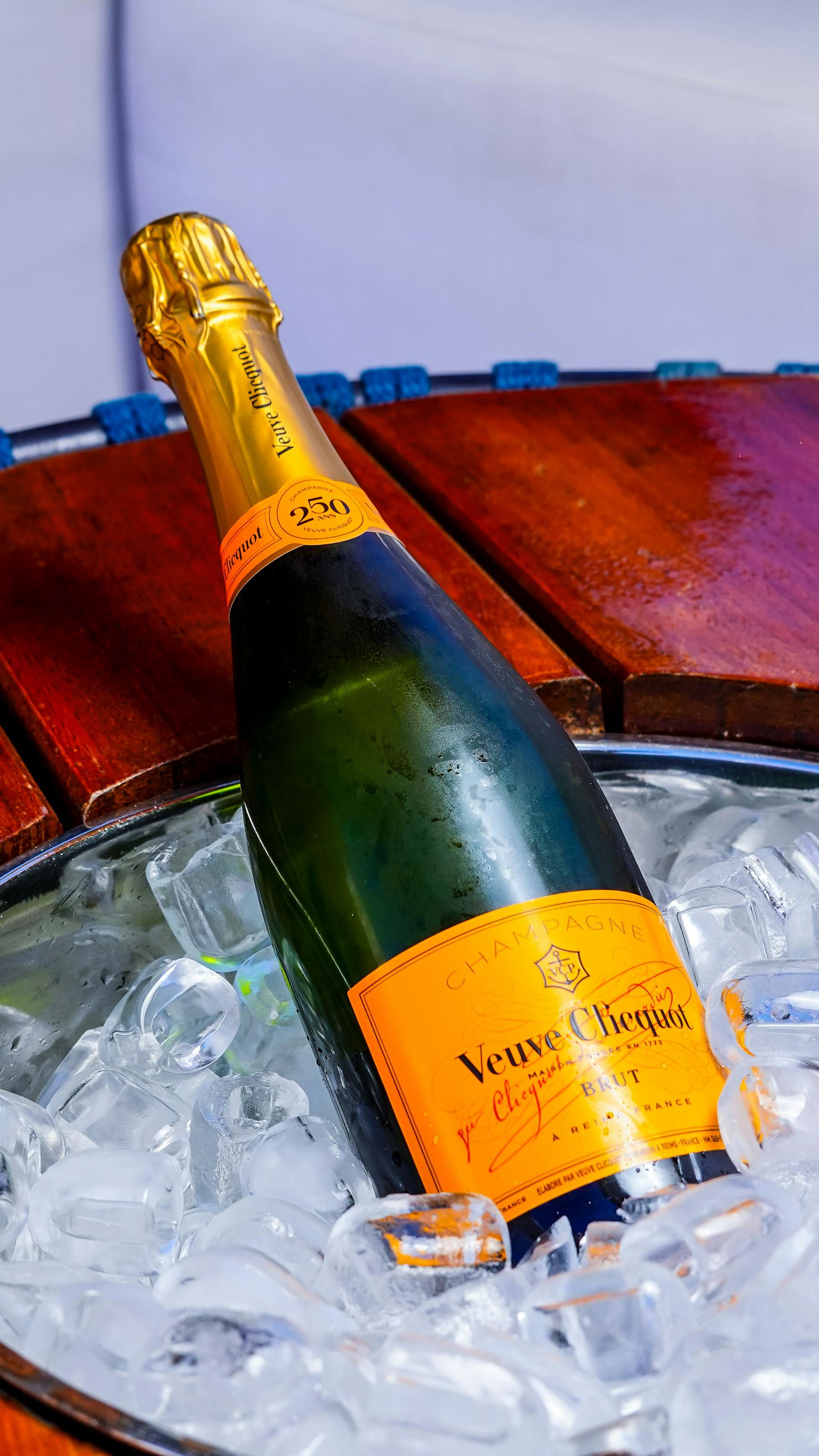 Bouteille de champagne dans un seau à glace