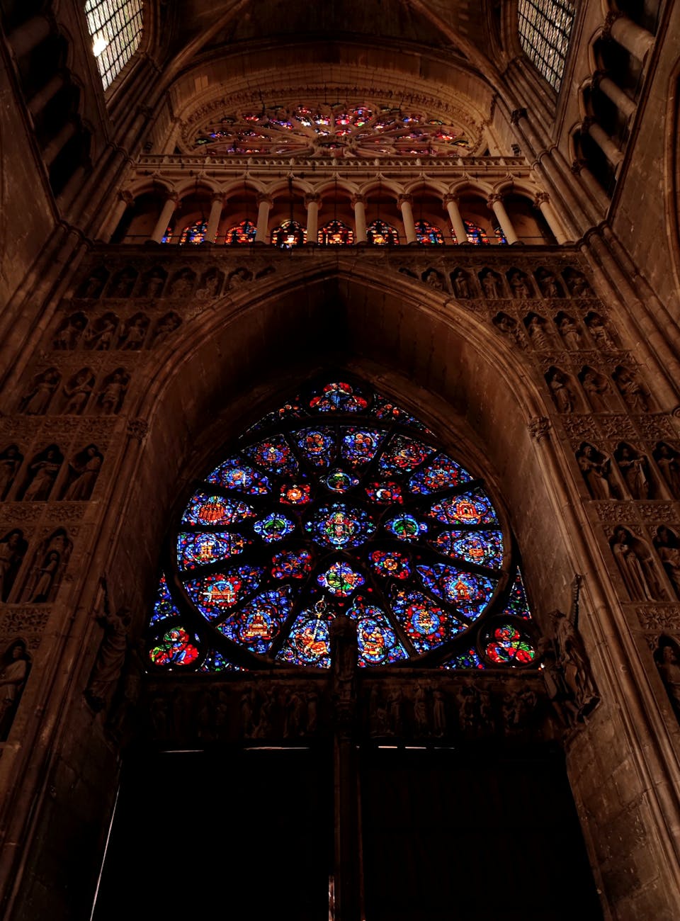 Rosace en vitrail de la cathédrale de Reims
