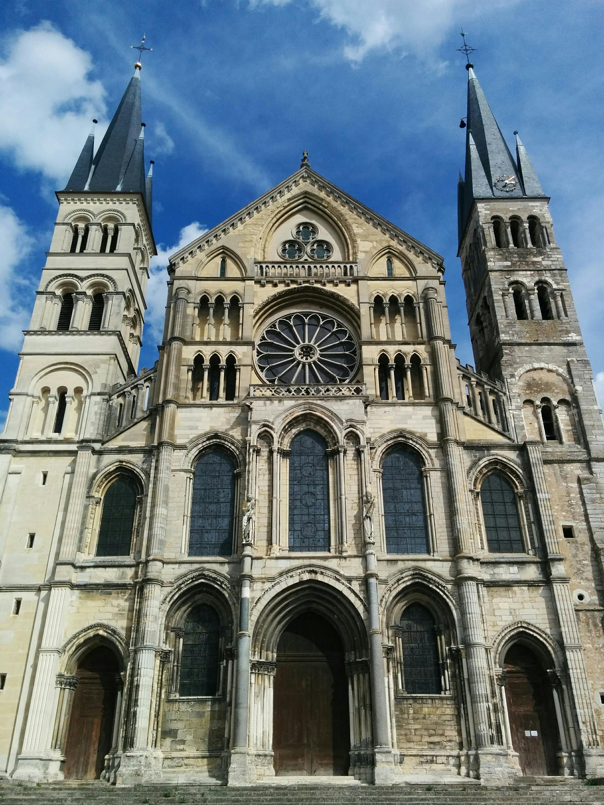 Façade gothique de la basilique Saint-Remi de Reims