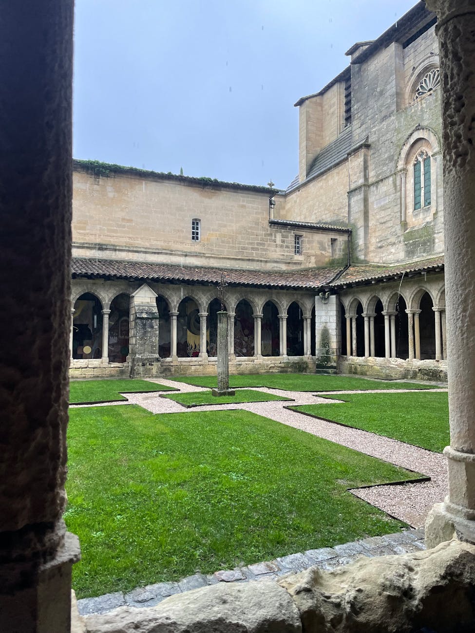 Cloître en pierre avec arcades d'une abbaye française