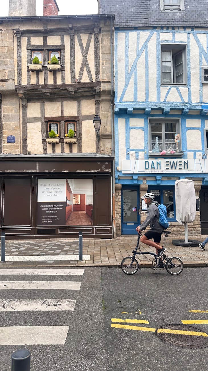 Cycliste devant des maisons à colombages à Rennes