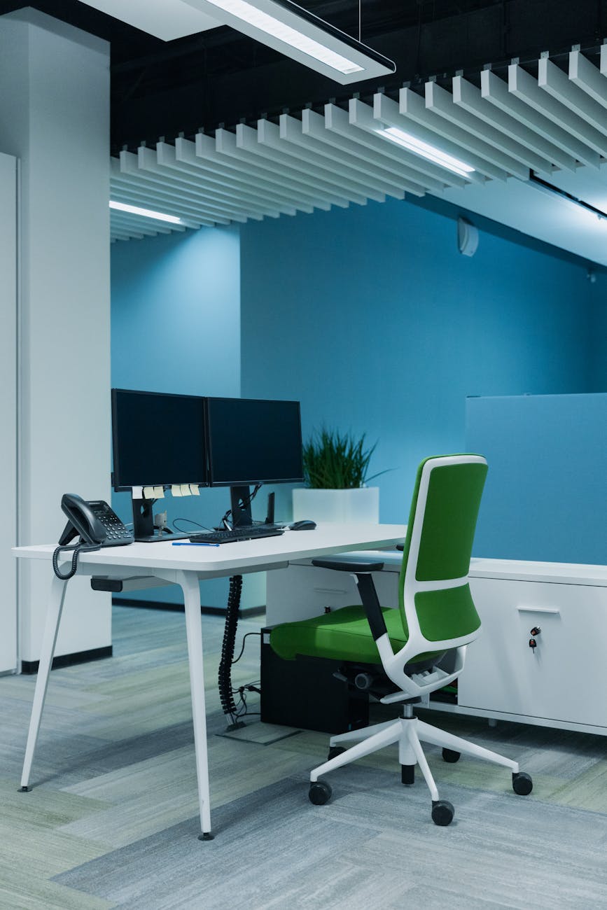 Espace de travail moderne avec doubles écrans