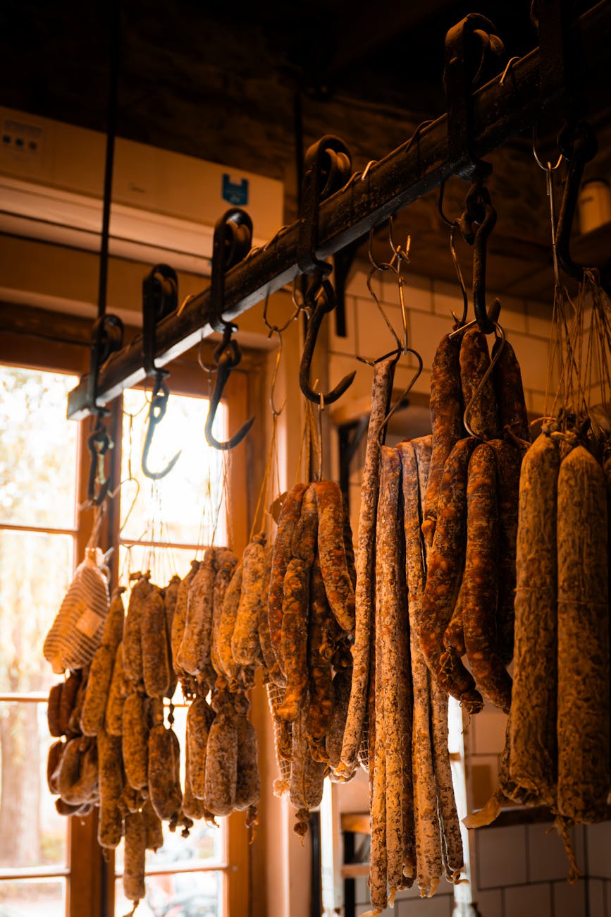 Saucisses séchées suspendues dans un atelier rustique ensoleillé