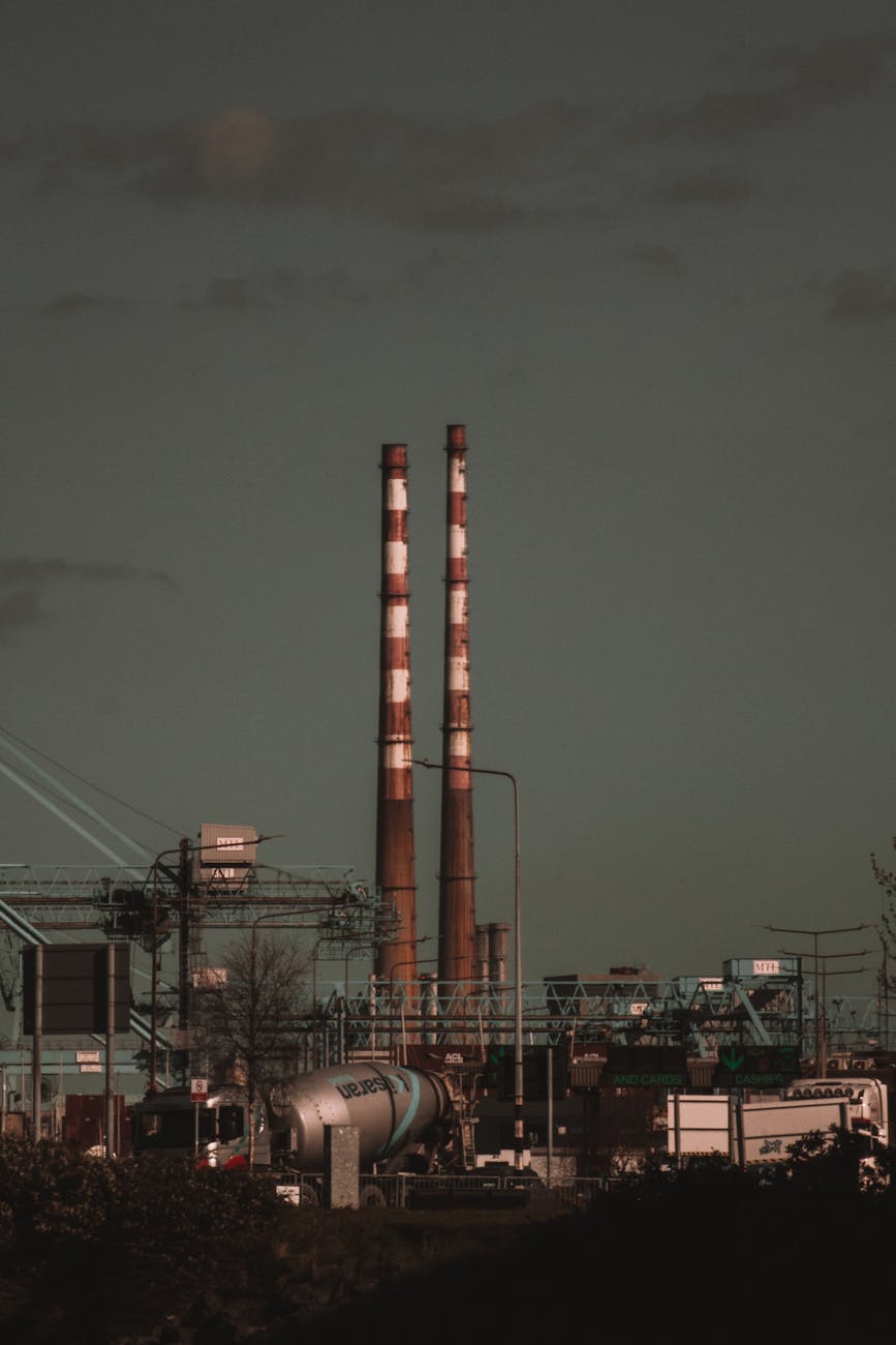 Cheminées industrielles d'une usine sous un ciel gris