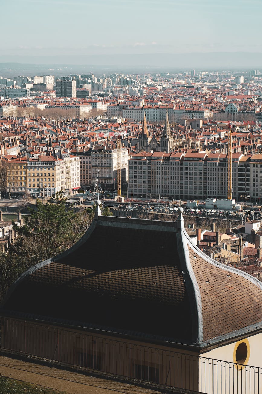 Vue aérienne des toits historiques de Lyon