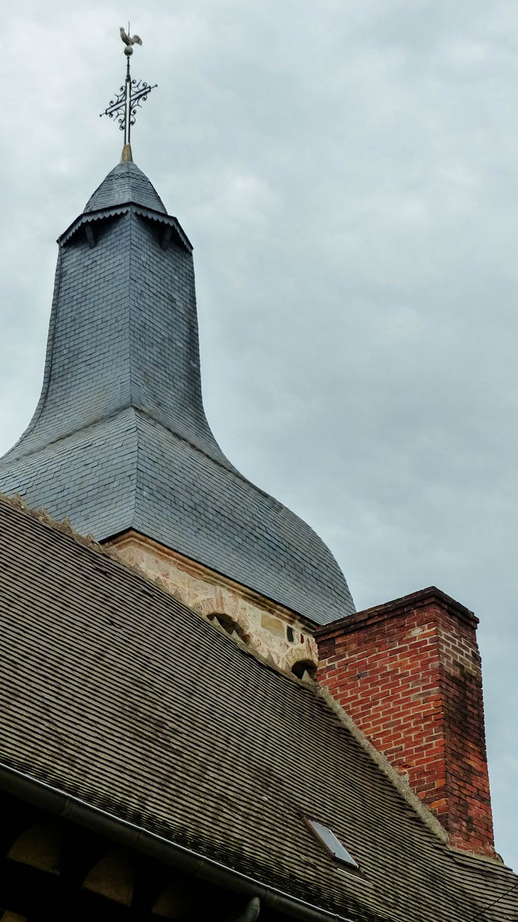 Clocher d'église sous ciel couvert en Auvergne