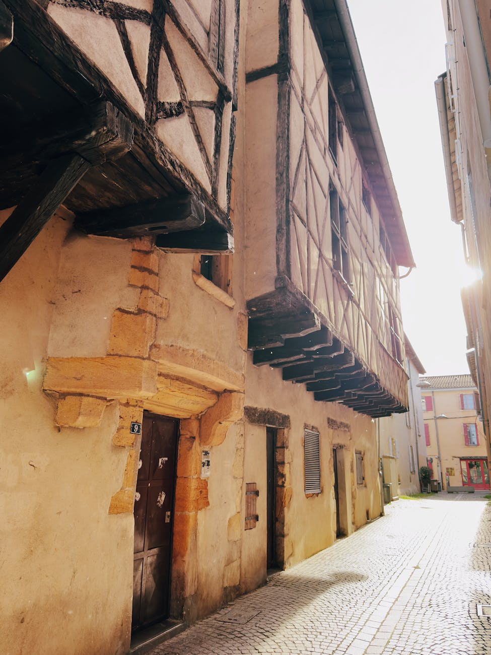 Architecture médiévale ensoleillée dans une rue de village français