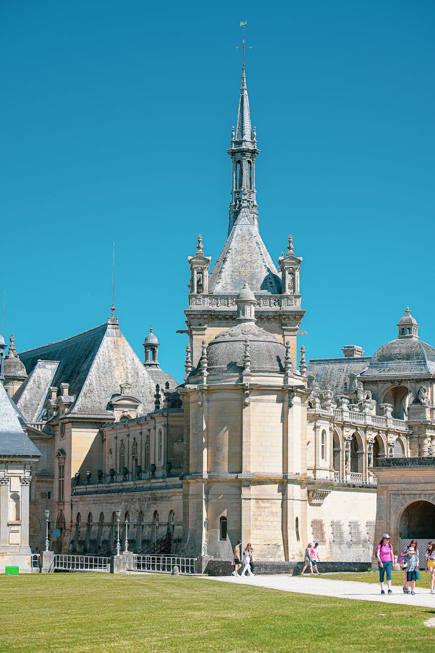 Château historique français sous un ciel dégagé