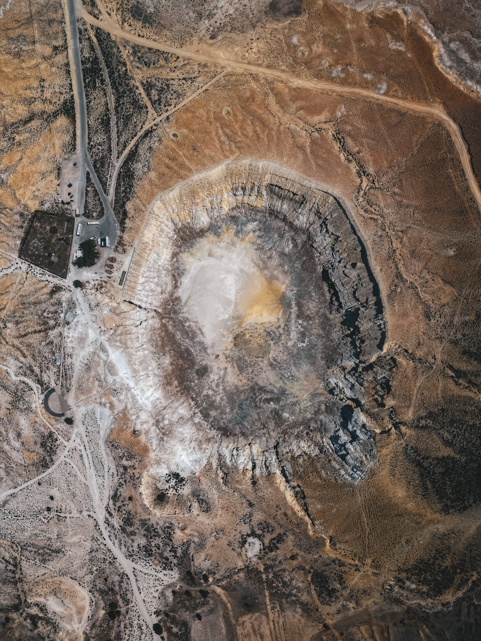Vue aérienne d'un grand cratère géologique