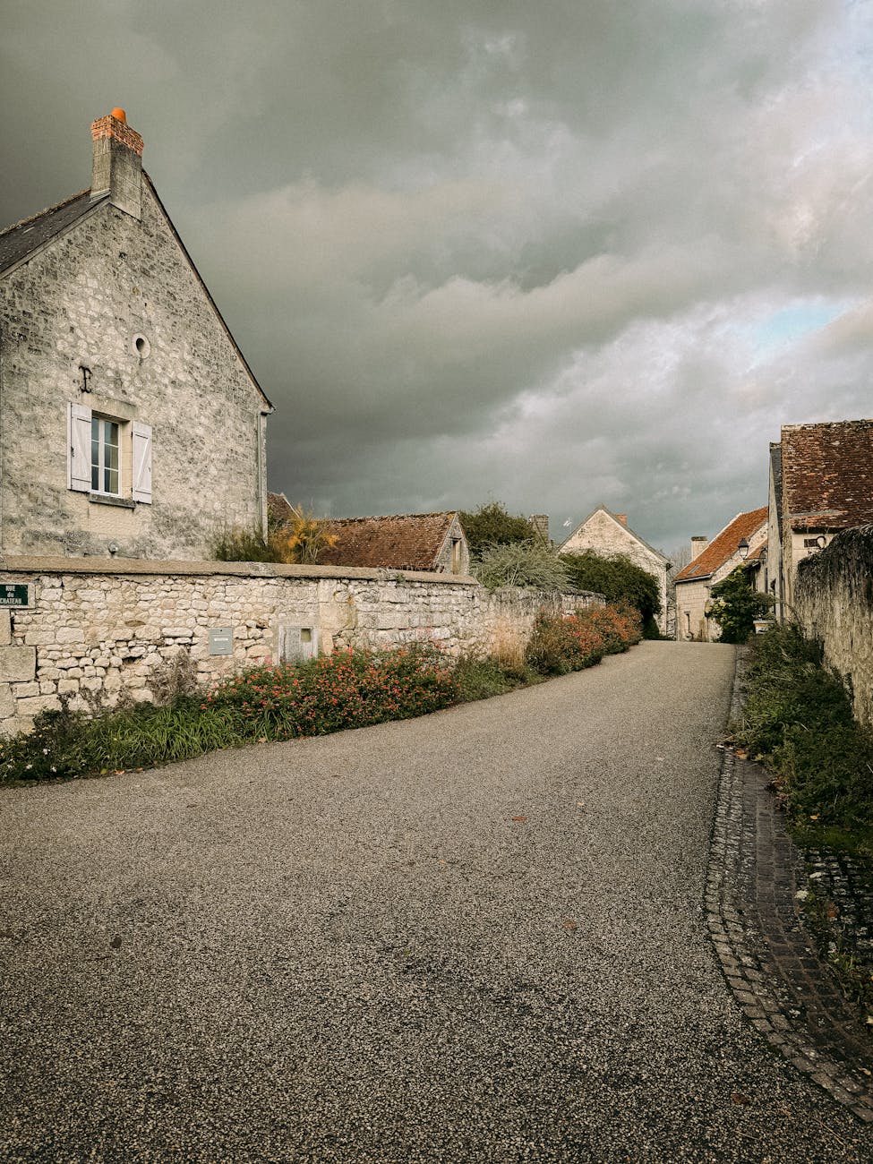 Ruelle pavée d'un village français aux maisons de pierre