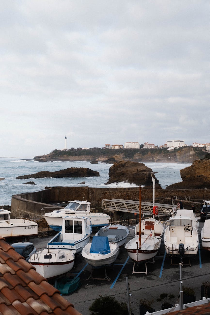 Bateaux amarrés dans un port atlantique français avec côte rocheuse