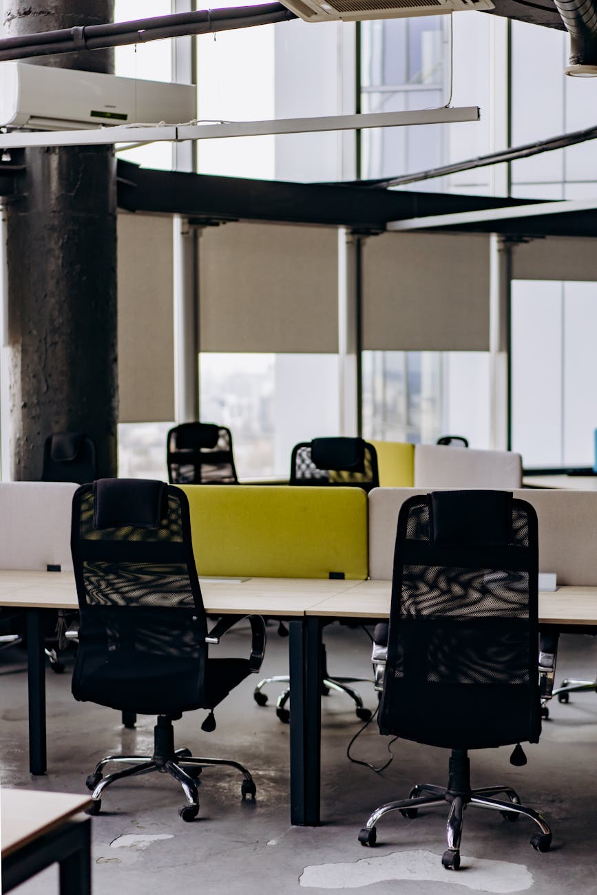 Espace de bureau contemporain en open-space