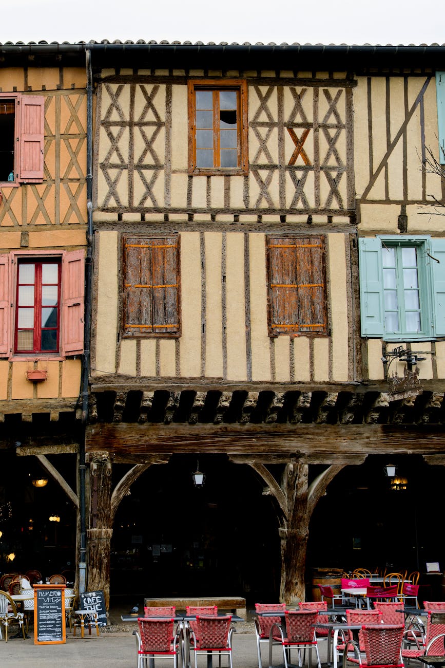 Bâtiments médiévaux colorés d'une ville d'Occitanie