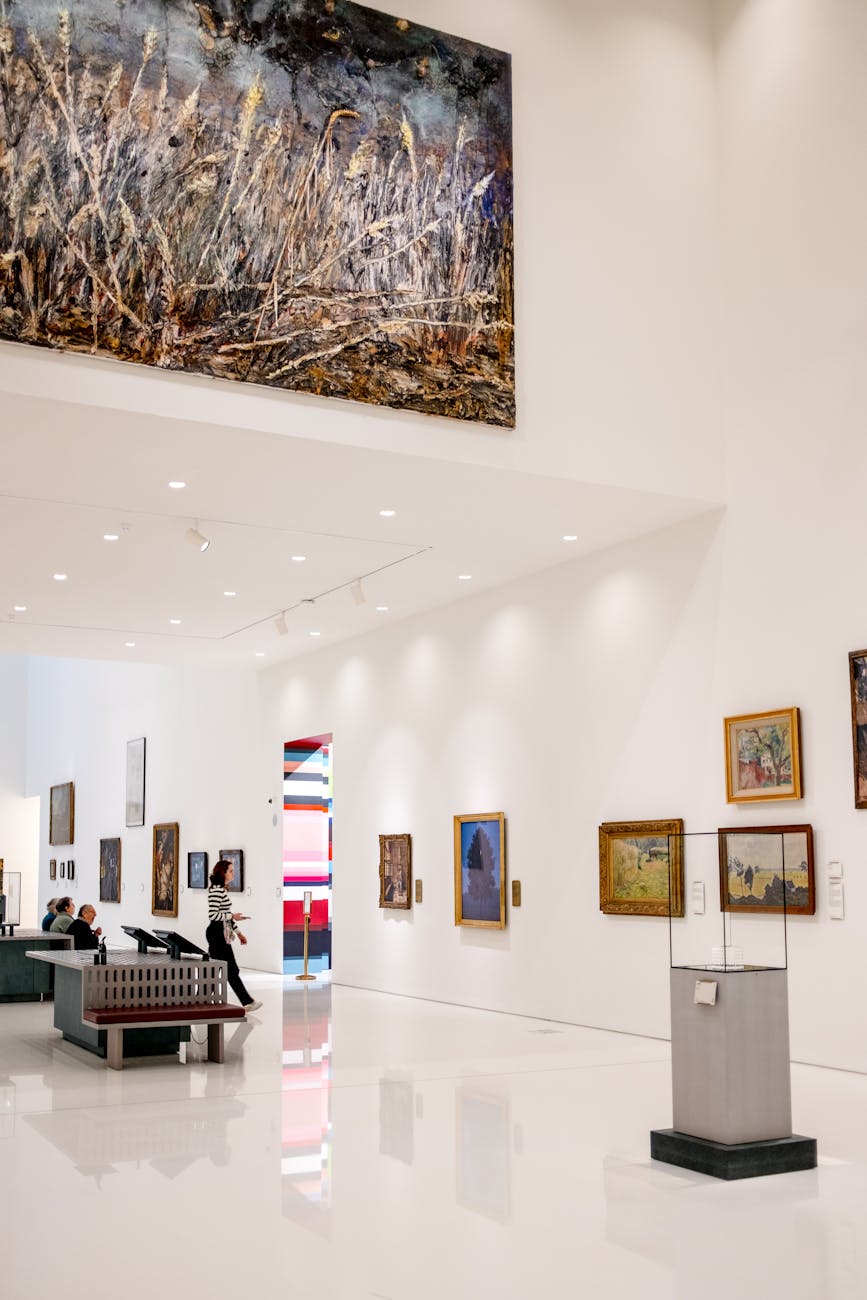Intérieur de musée d'art contemporain avec visiteurs