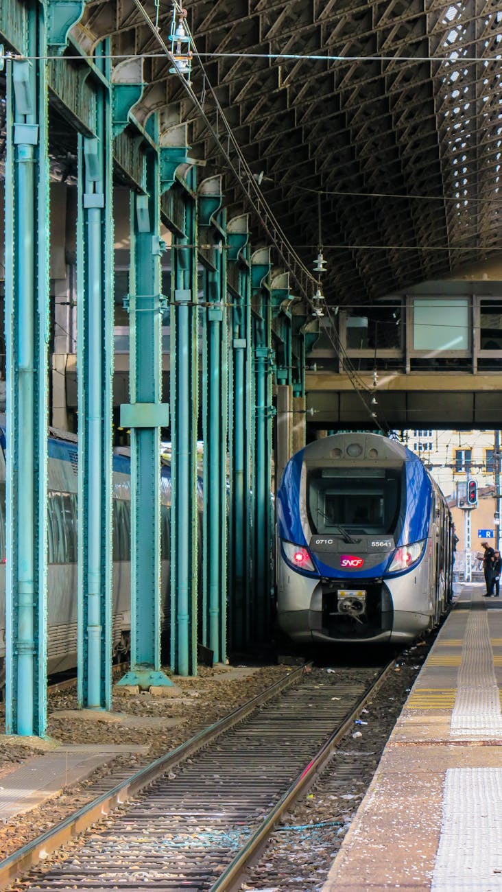 Train SNCF moderne en gare illustrant l'infrastructure ferroviaire