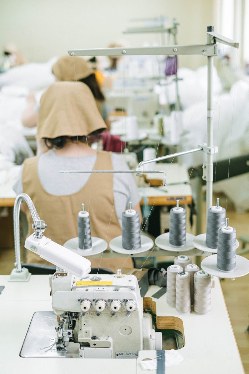 Machines à coudre et bobines de fil dans une usine textile