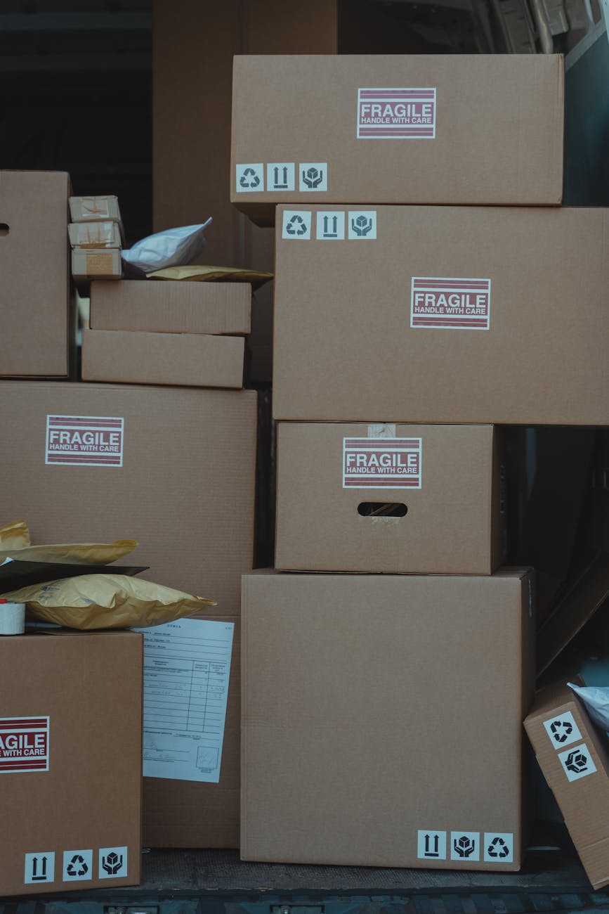 Cartons fragiles empilés prêts à être expédiés