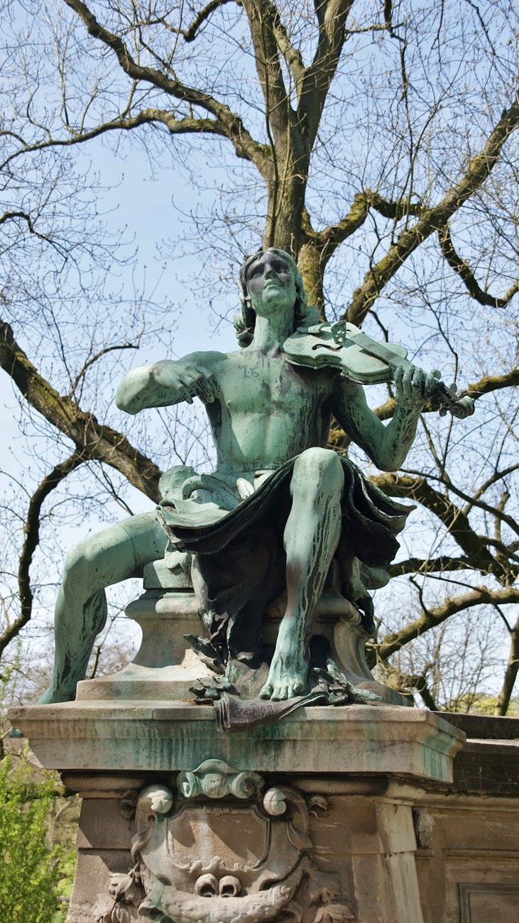 Statue de violoniste dans un parc de Roubaix