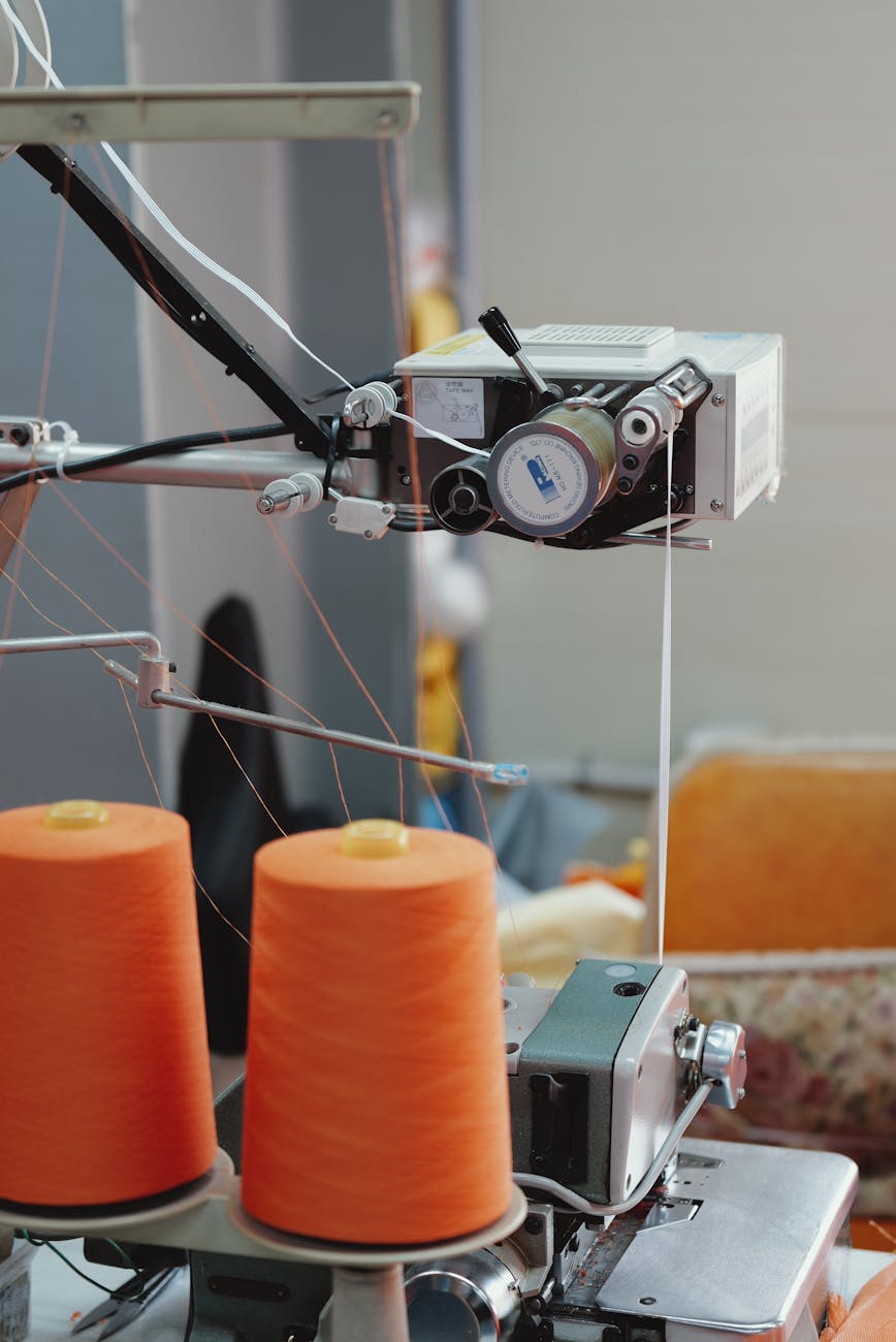 Machine industrielle de couture avec bobines de fil