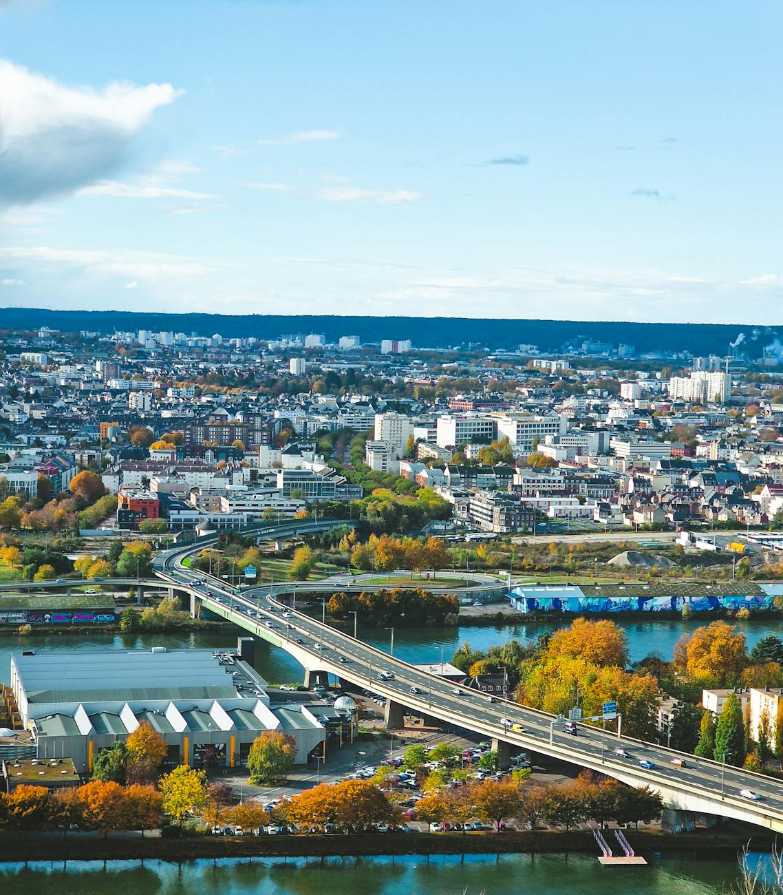 Vue aérienne de Rouen, ses ponts sur la Seine et son patrimoine