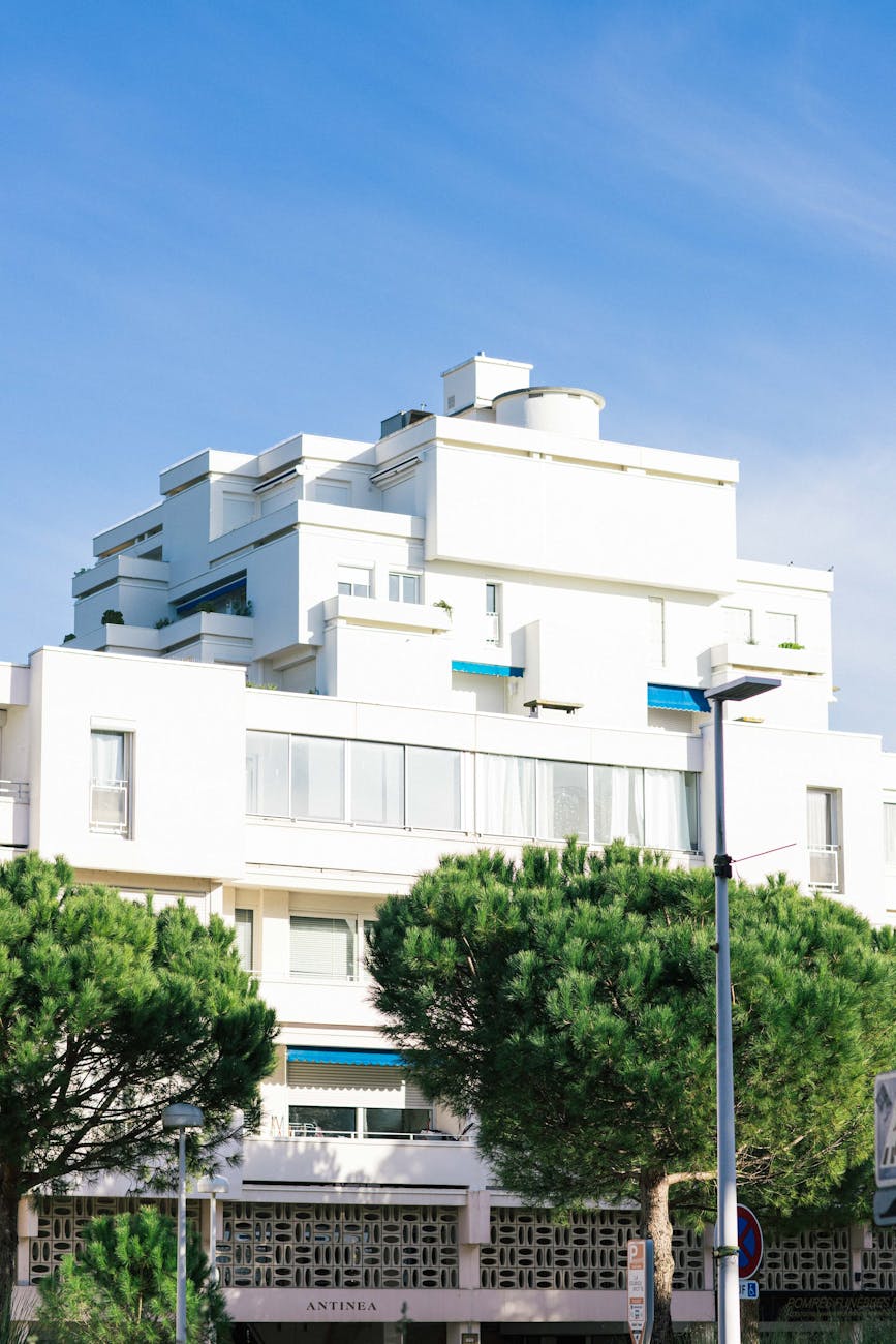 Bâtiment moderniste blanc en France évoquant la reconstruction des années 50