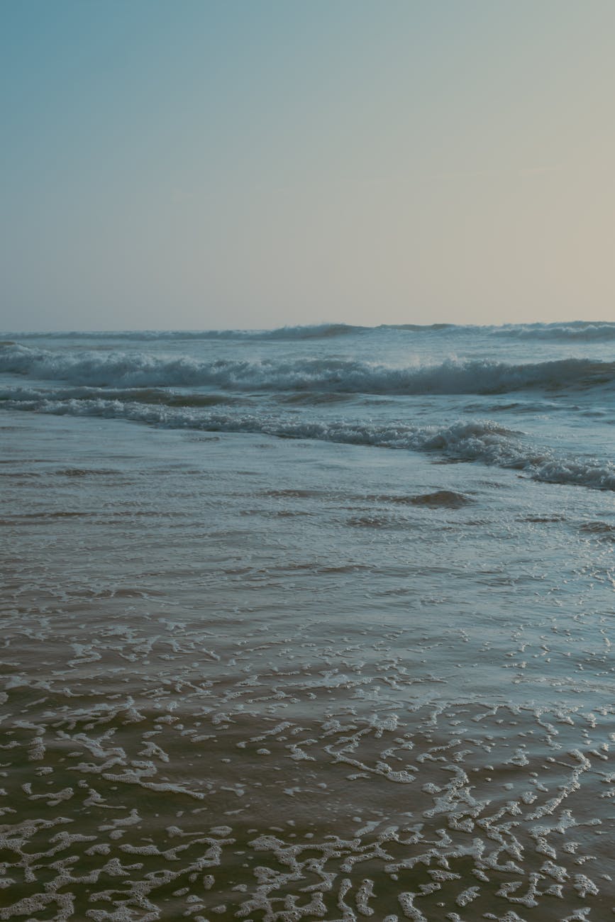 Plage atlantique au crépuscule avec vagues douces en France