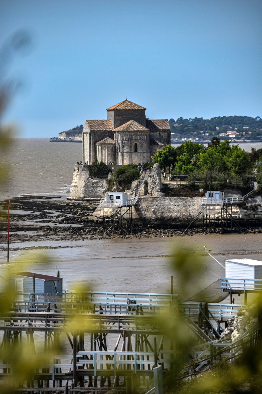 Église gothique en bord de littoral à Talmont-sur-Gironde près de Royan