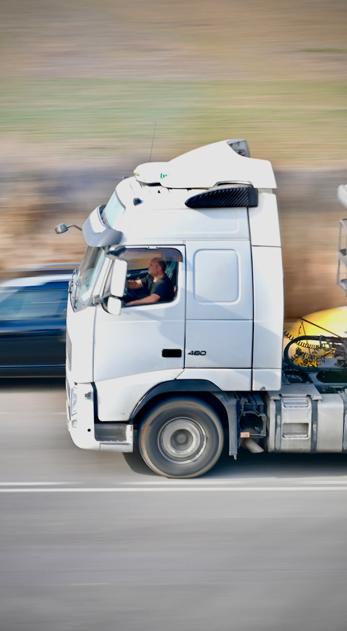 Camion blanc roulant sur une autoroute