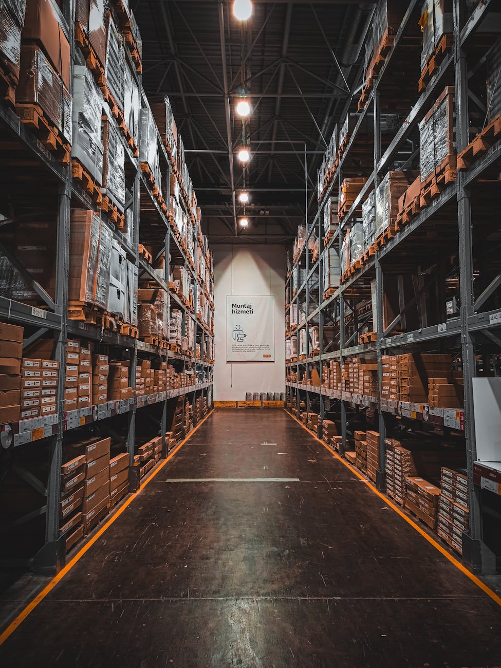 Allée d'entrepôt logistique avec rayonnages industriels