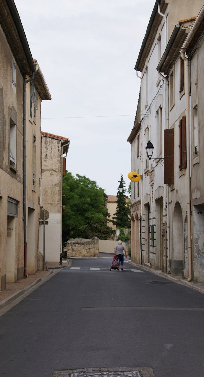 Rue calme d'un village français avec architecture classique