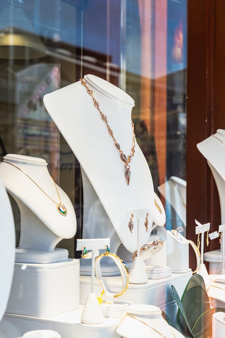 Bijoux luxueux mis en valeur dans une vitrine de boutique avec éclairage soigné