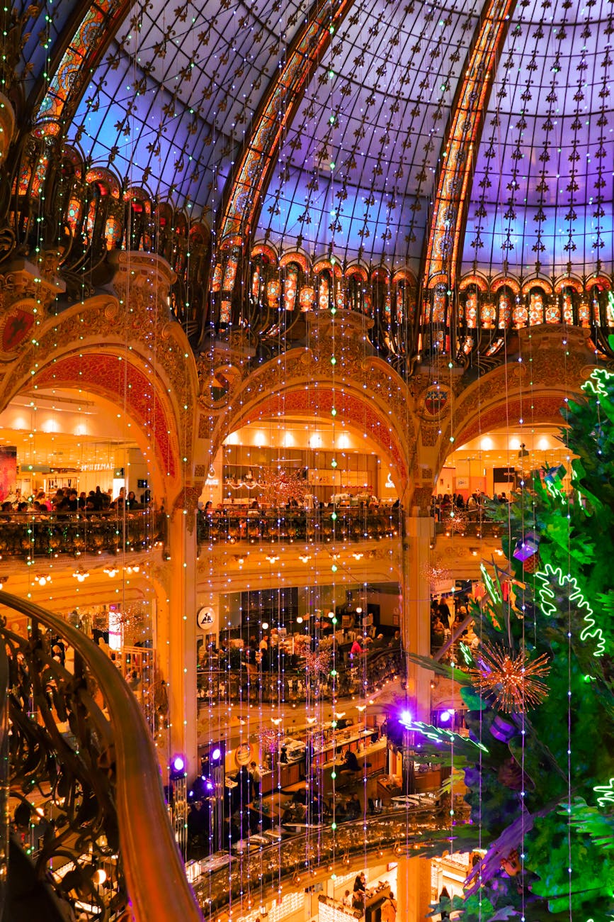 Vue d'un centre commercial illuminé pendant les fêtes
