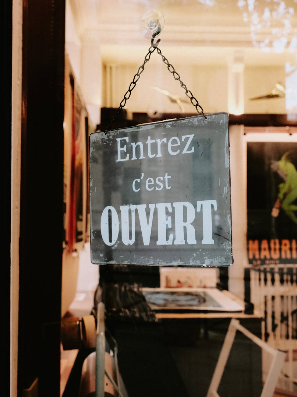 Pancarte d'une vitrine de boutique française accueillant les clients