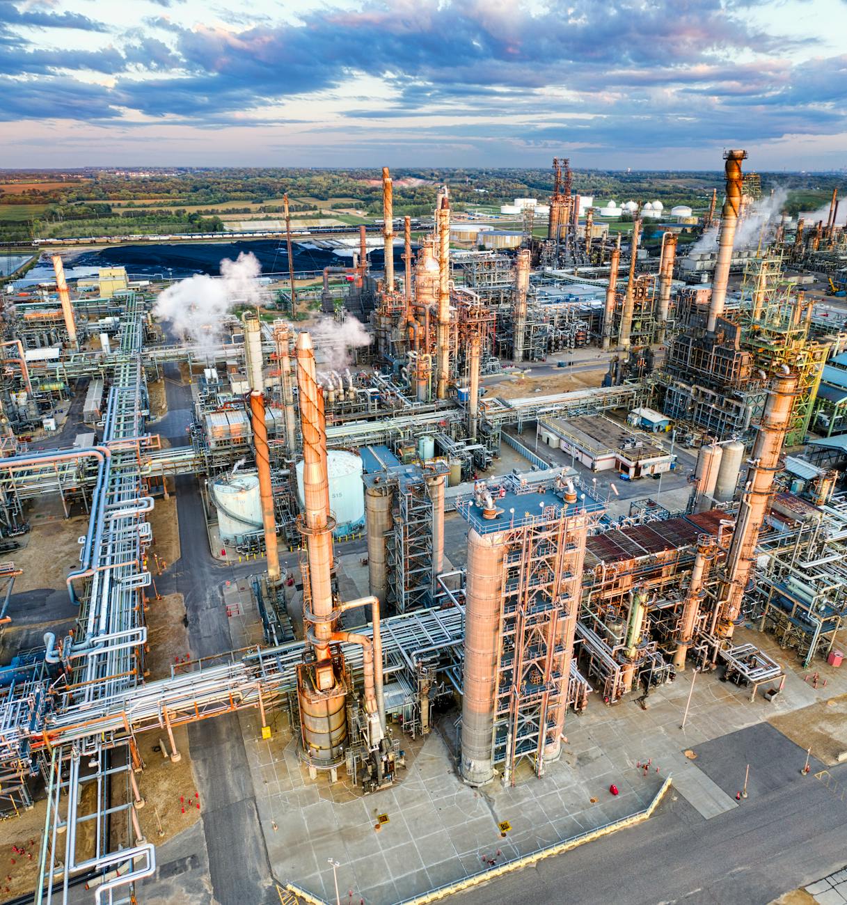Vue aérienne d'une grande raffinerie pétrolière au coucher du soleil