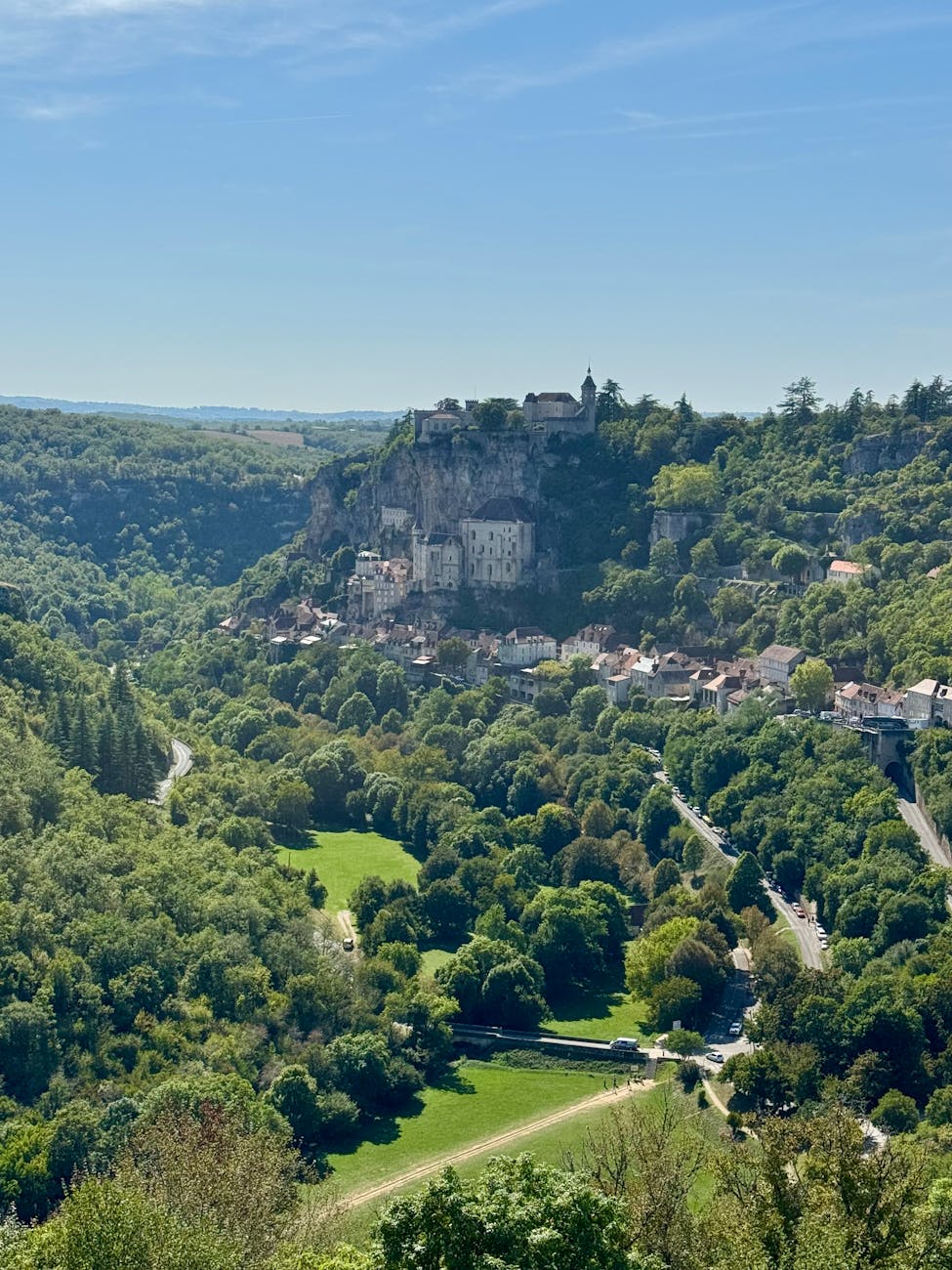 Vue aérienne de Rocamadour accroché à la falaise