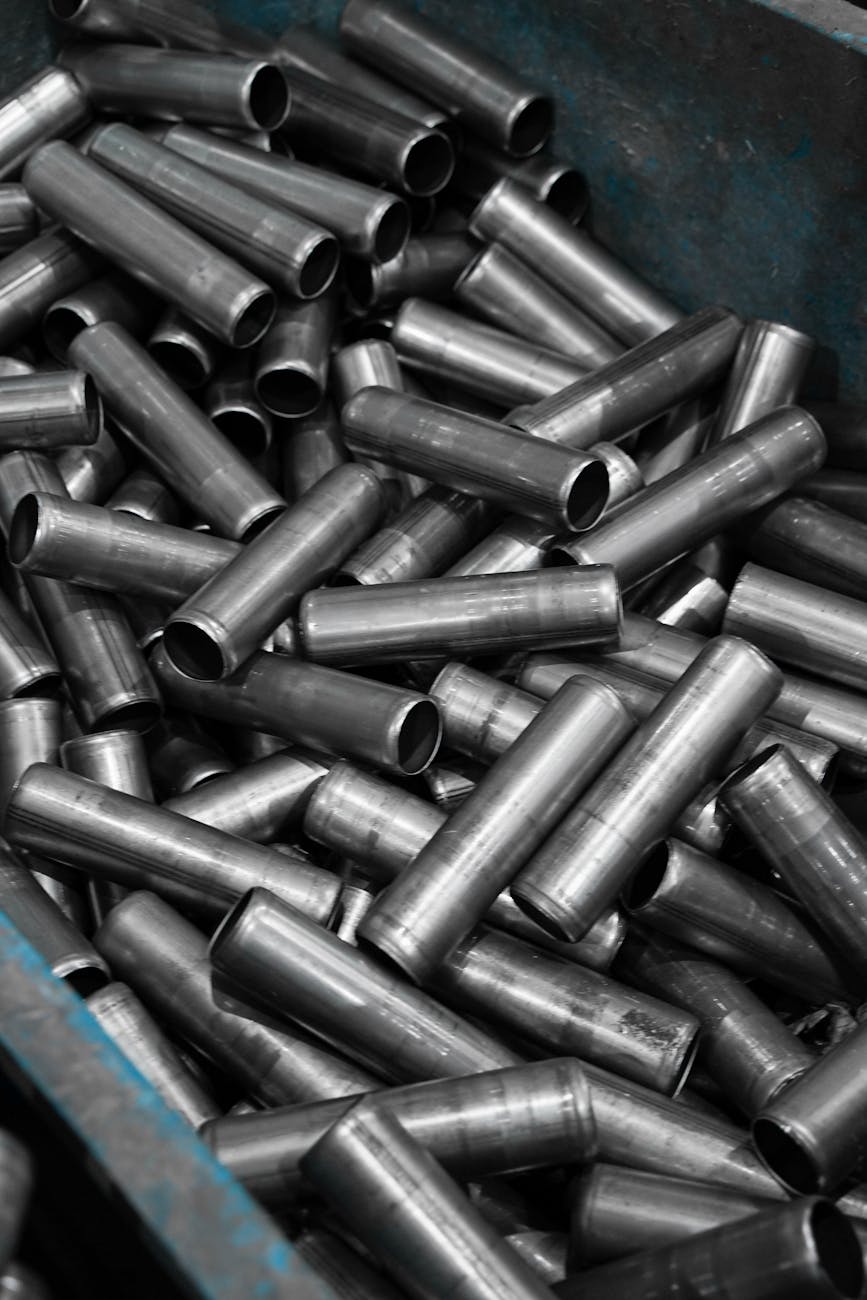Tubes en acier inoxydable empilés en environnement industriel