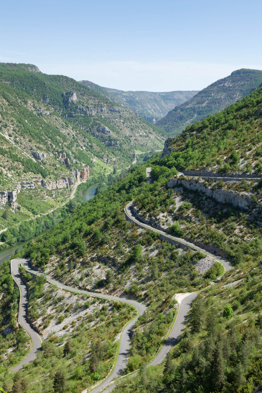 Vue aérienne d'une route serpentant dans les Gorges du Tarn