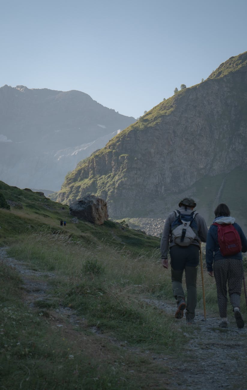 Randonneurs en sentier de montagne en France