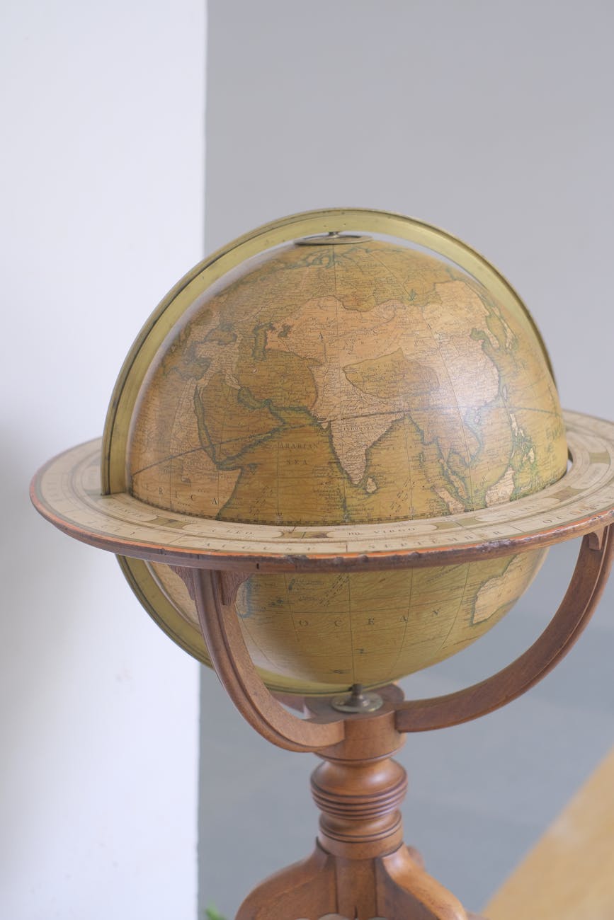 Globe terrestre antique sur socle en bois