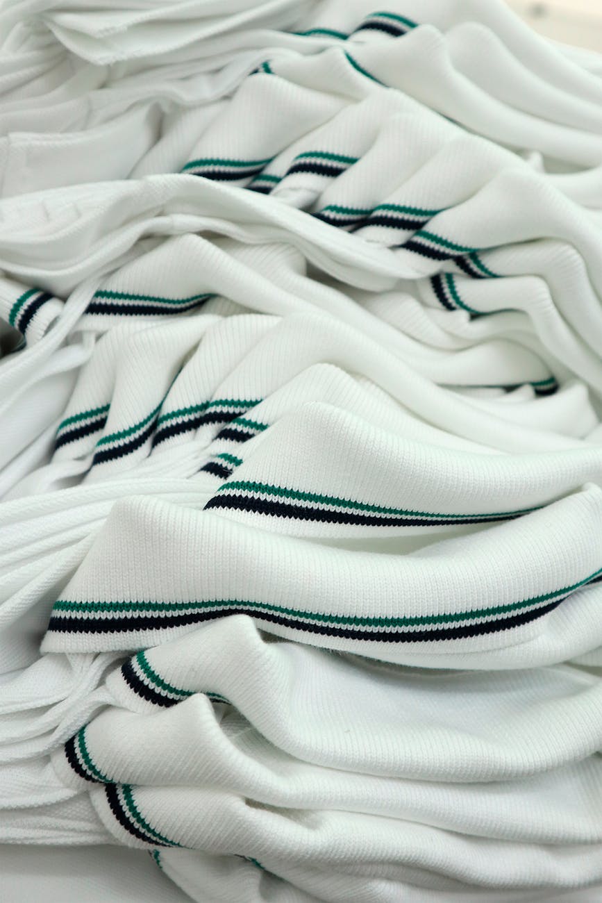 Pile de tricot blanc à rayures