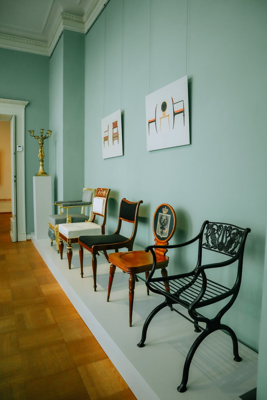 Chaises vintage exposées dans un musée