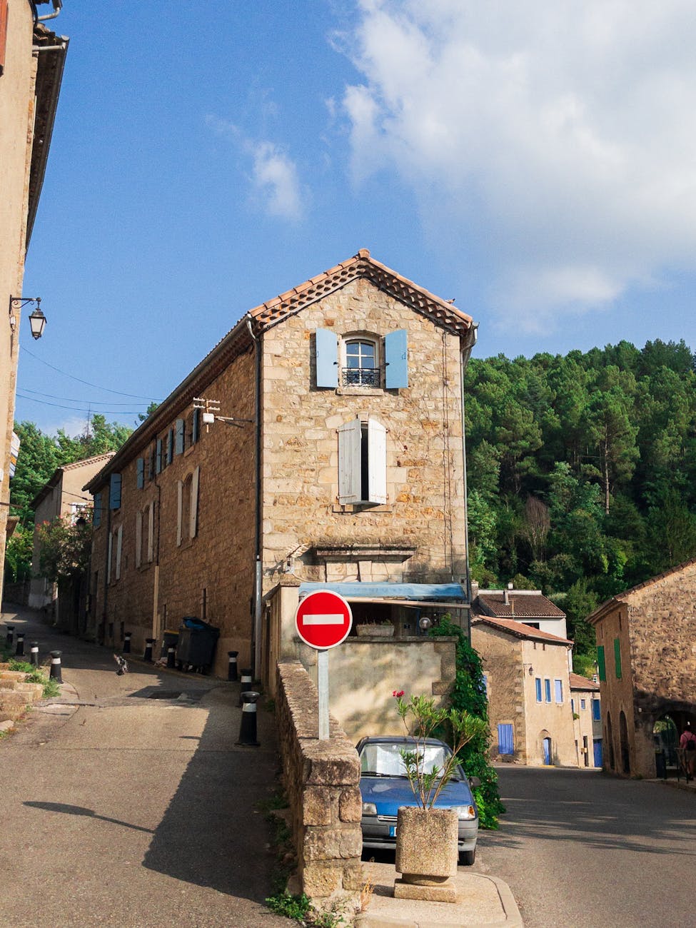 Maison de pierre dans une rue ensoleillée de Saint-Étienne