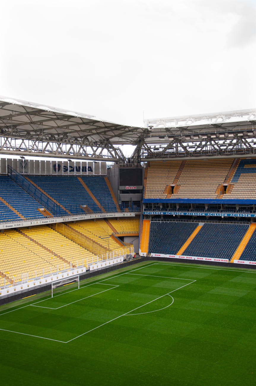 Stade de football vide avec pelouse verte