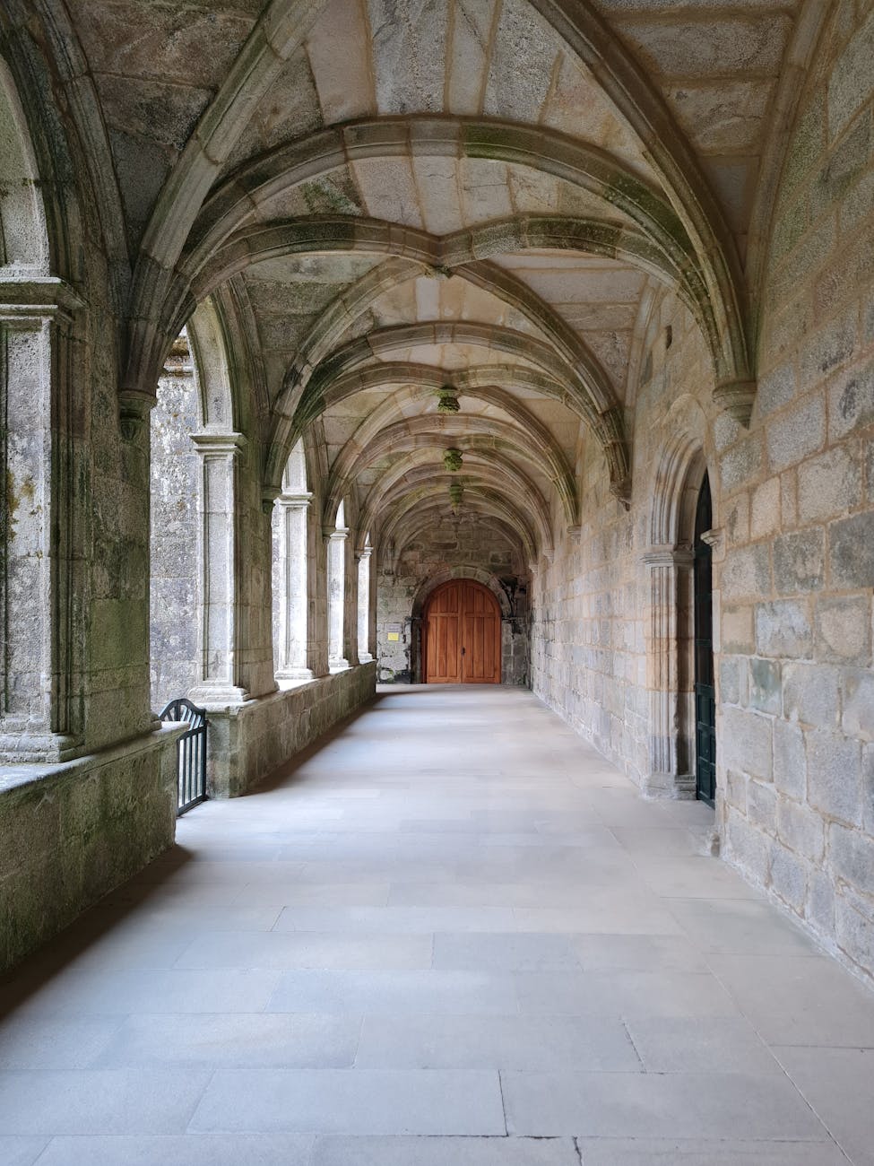 Couloir d'un cloître roman avec arcades et colonnes en pierre