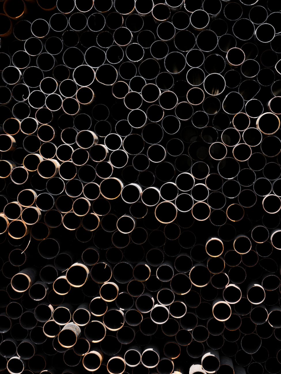Tubes d'aluminium empilés en motif géométrique