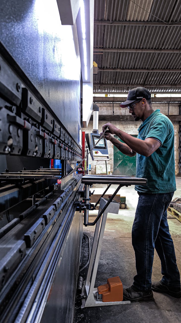Ingénieur travaillant sur une machine industrielle