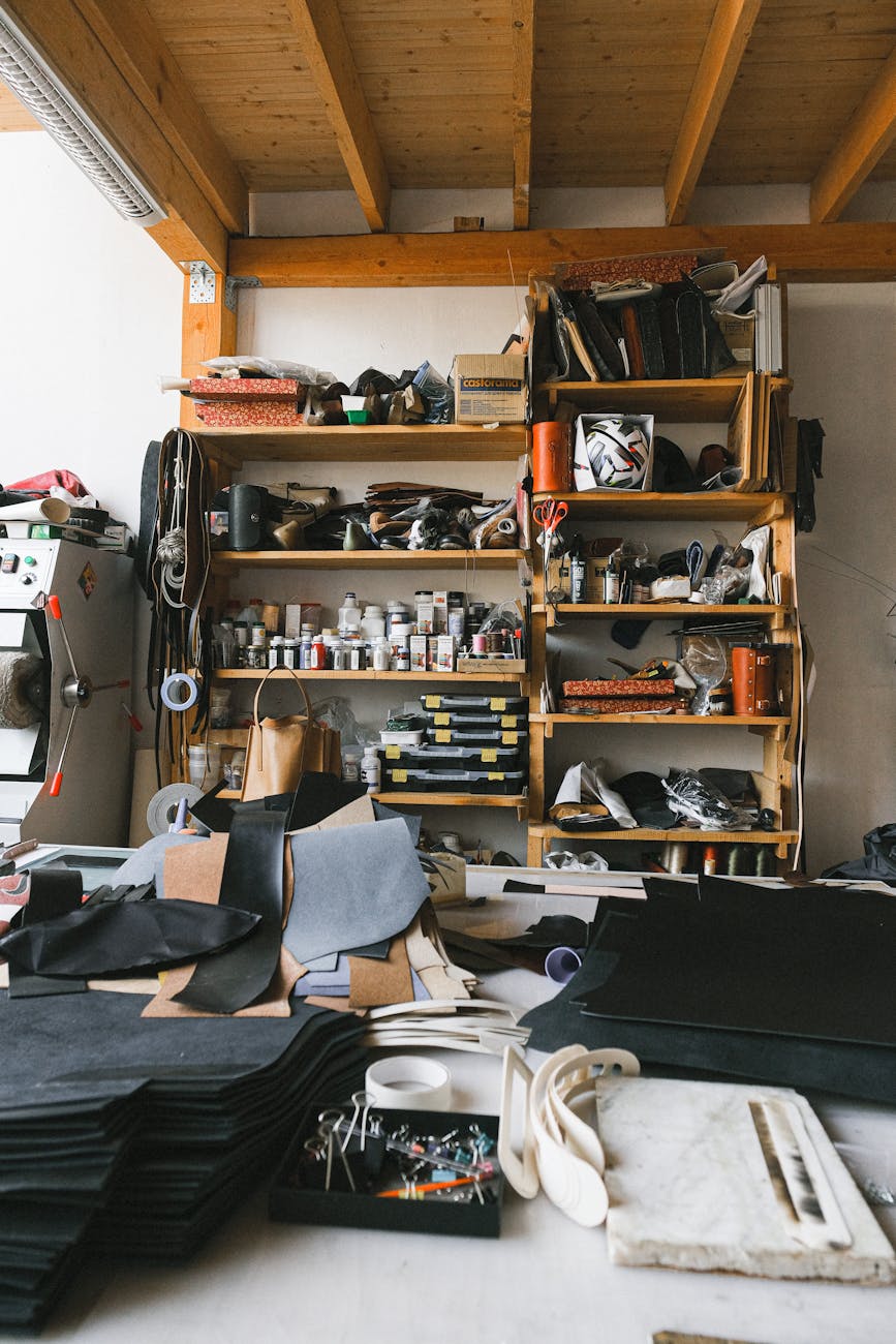 Atelier de cuir bien organisé avec outils, peaux et patrons